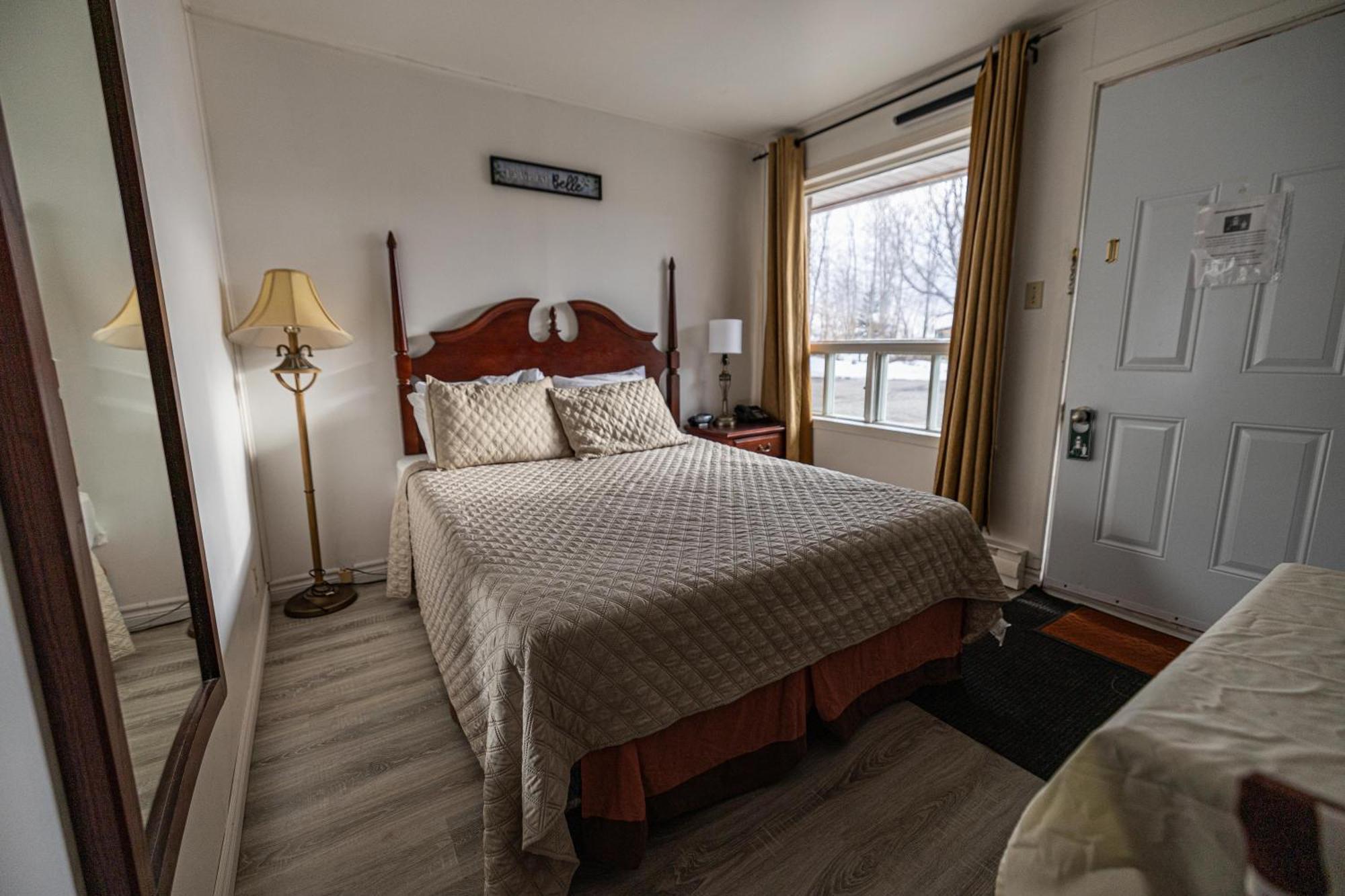 Motel Deblois Sainte-Anne-de-Beaupré Eksteriør billede