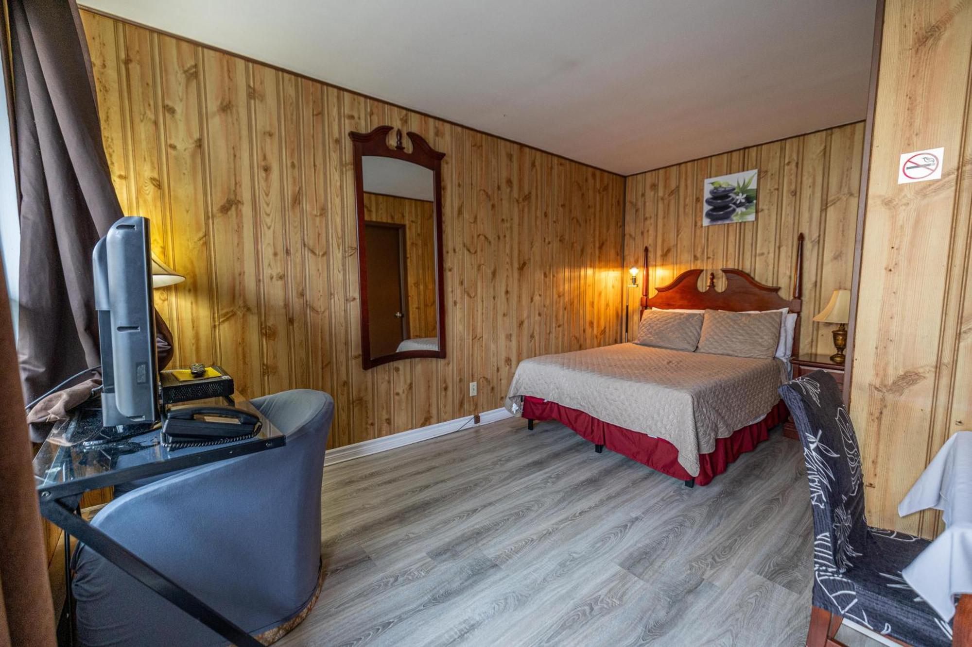 Motel Deblois Sainte-Anne-de-Beaupré Eksteriør billede